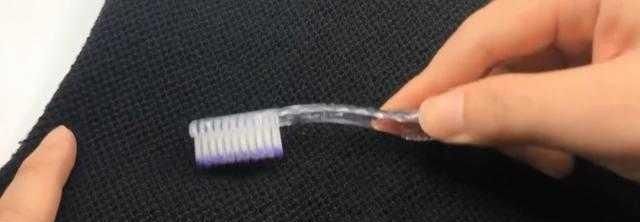  厨房：旧牙刷别扔掉，两根绑一起放厨房，全家个个抢着用！