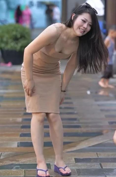 简约时尚的紧身打底裤美女，穿出与众不同的气质，美得不可方物！