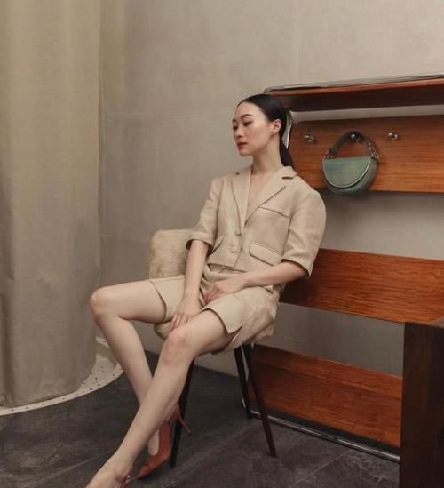  『件白色』开春后别光顾着抢卫衣，“渣女西装”才是女生必买款，可甜可飒
