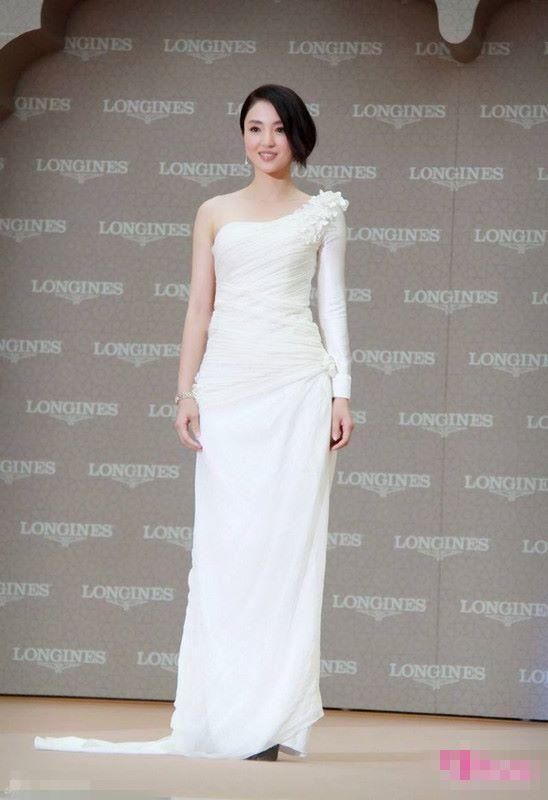 董璇蓝纱裙写真曝光，网友:高云翔不懂珍惜，看她苦笑的脸真心疼