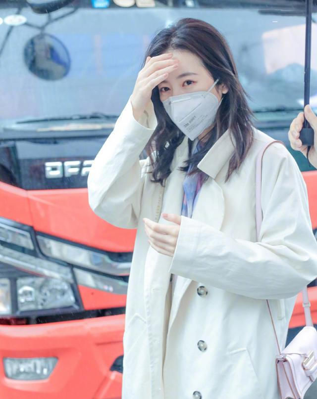 「女人」简约才高级,让优雅知性穿搭成就女人的气质美