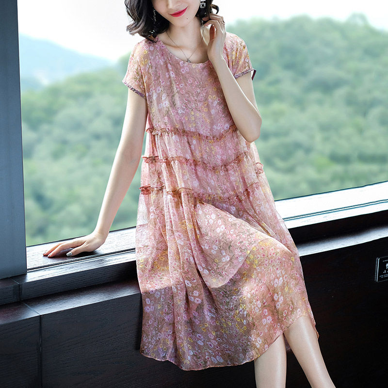 如若你皮肤偏黄，试试“白嫩裙”，40-53岁女人穿洋气又减龄