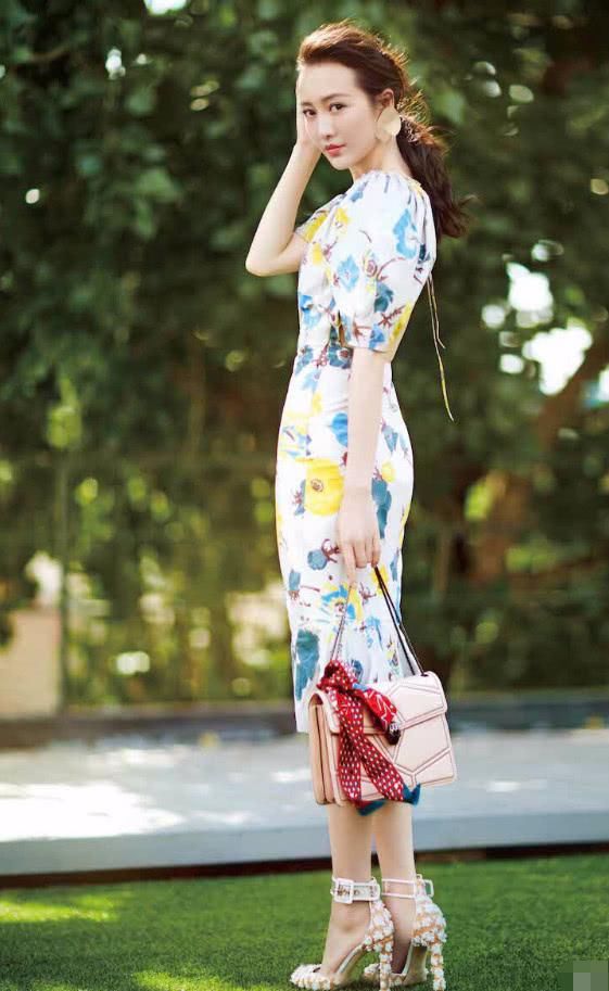 王鸥穿露背裙美到不敢认，却被鞋子毁了，求她换双鞋吧！