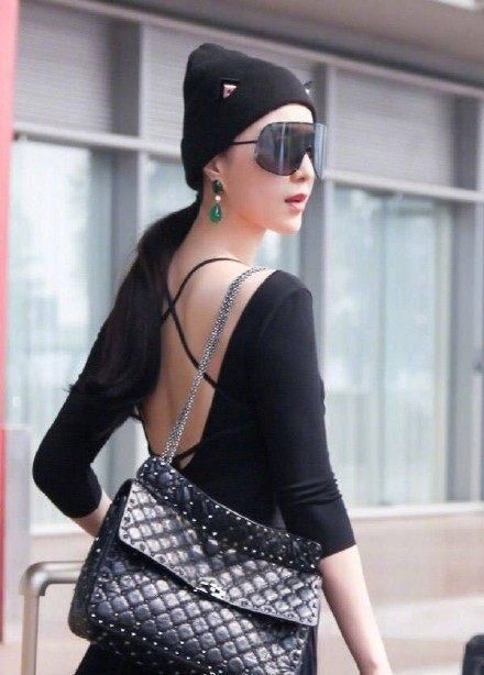 奚梦瑶才是穿小心机露背装的鼻祖，蔡依林机场秀一对比输太惨