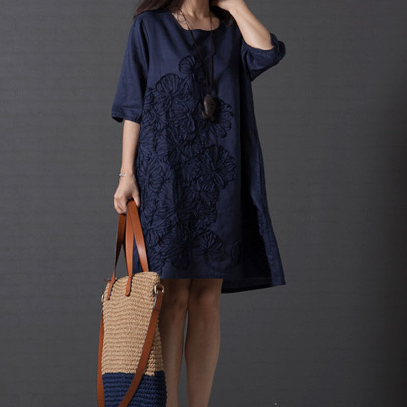 40岁小姨一点都不显老，初秋穿大码棉麻裙，百搭添年轻