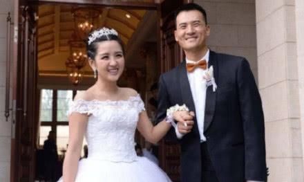 何洁怒怼粉丝并否认婚内出轨，疑似替吴亦凡买热搜降低热度