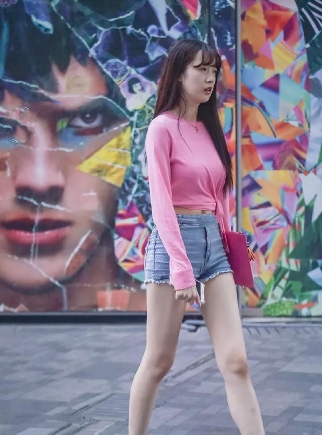 魅力|九分高腰紧身牛仔裤,搭配一双尖头高跟鞋,提升腰线显瘦效果好