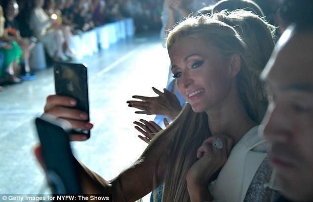 希尔顿大小姐一身白色，名媛气息去哪了？20克拉千万元钻戒抢风头