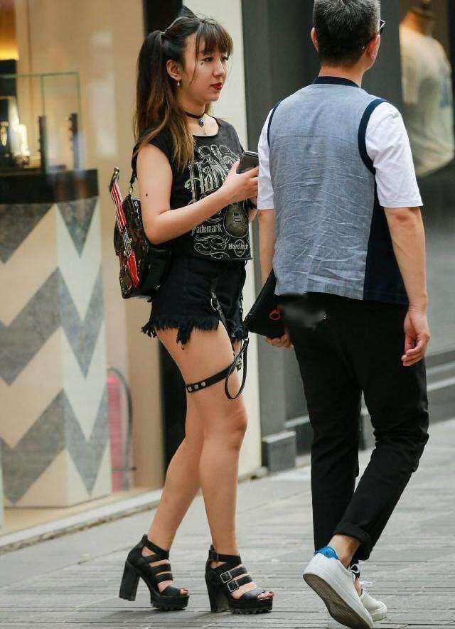 街拍: 穿着大胆的姑娘,这么穿很时尚啊
