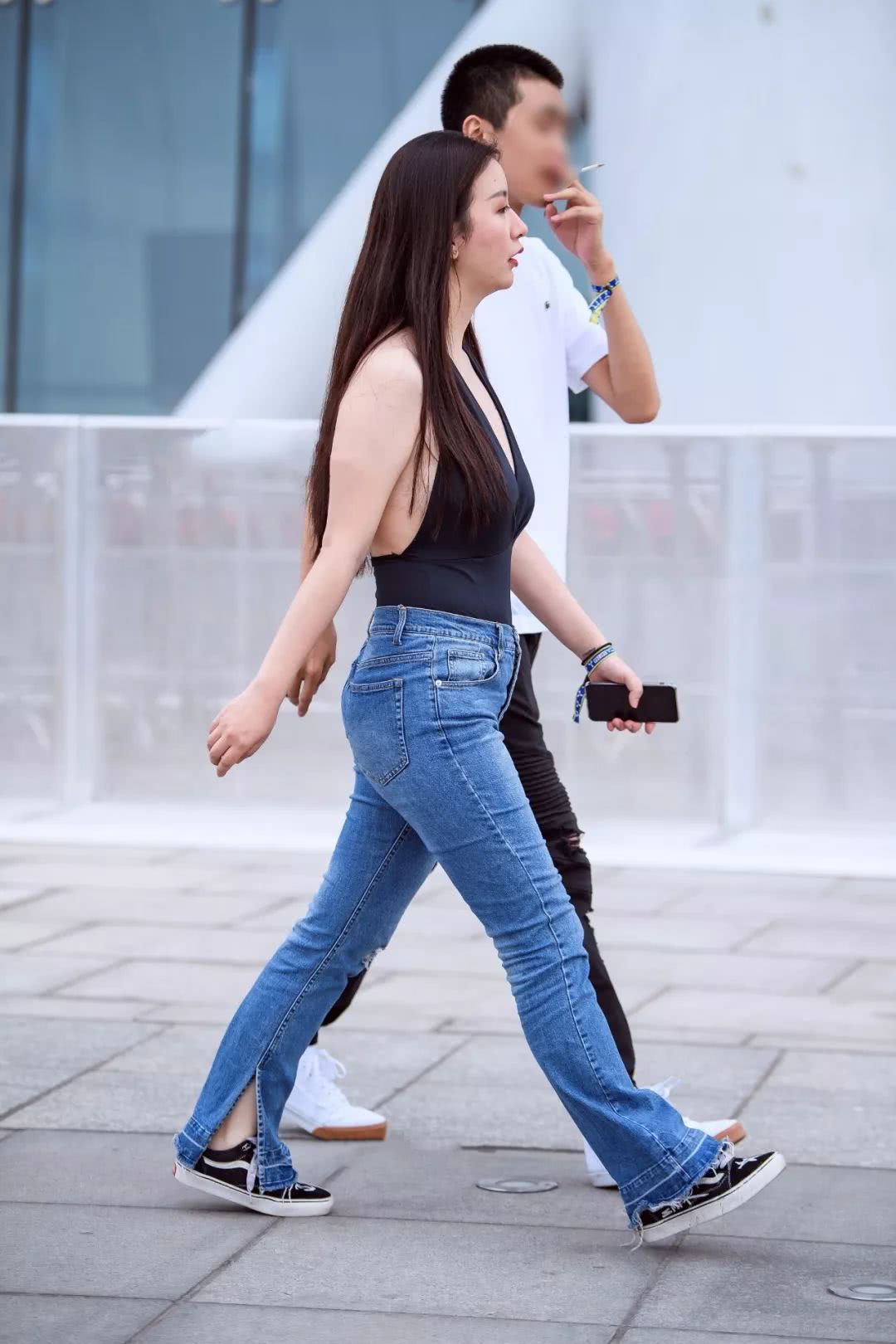 小姐姐黑色中开吊带搭配蓝色水洗牛仔裤，自信舞步风韵尚存