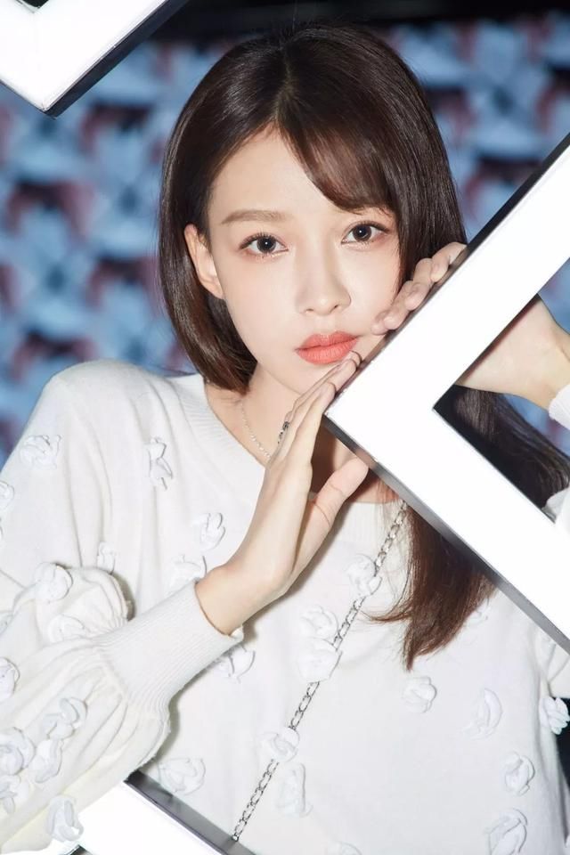 美呆｜产后的孙怡身材依旧迷人，水润少女颜美得让人挪不开眼