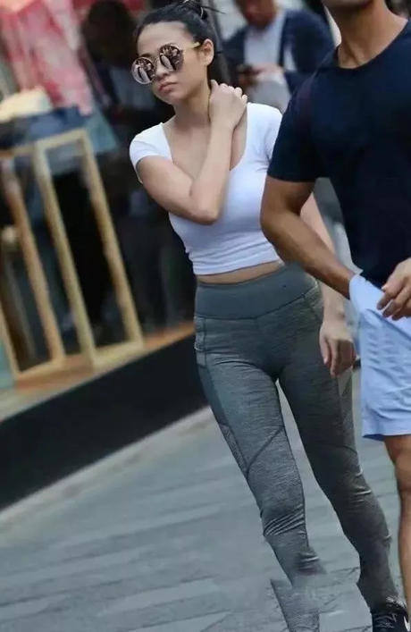 经典百搭的打底裤，穿上出街显得时尚又洋气