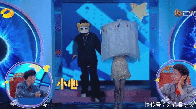「小心」鞠婧祎戴面罩上台唱歌,下台阶不小心踩空,她的反应让人捏一把汗