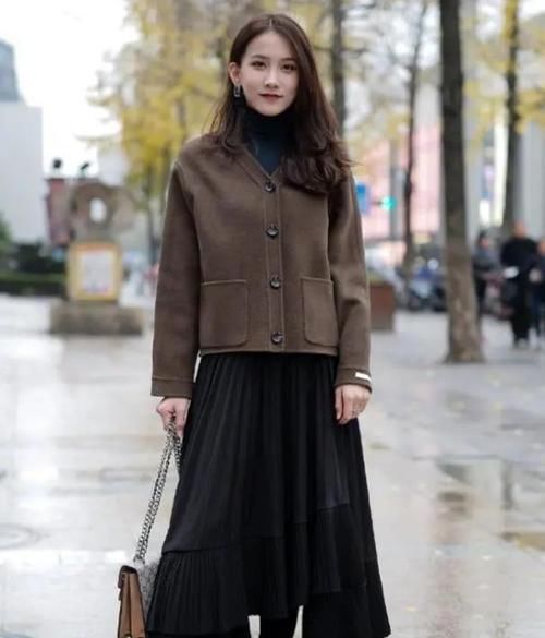  #艳若桃李#潮范儿女神来了，街拍：艳若桃李的美女，一件一字肩上衣配浅色牛仔裤，青春活力范
