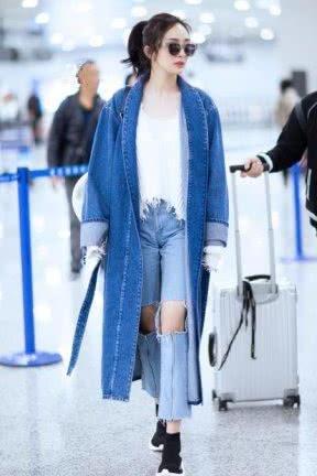 杨幂出席活动，一条露背连衣裙还硬塞安全裤，网友：看得两眼发光