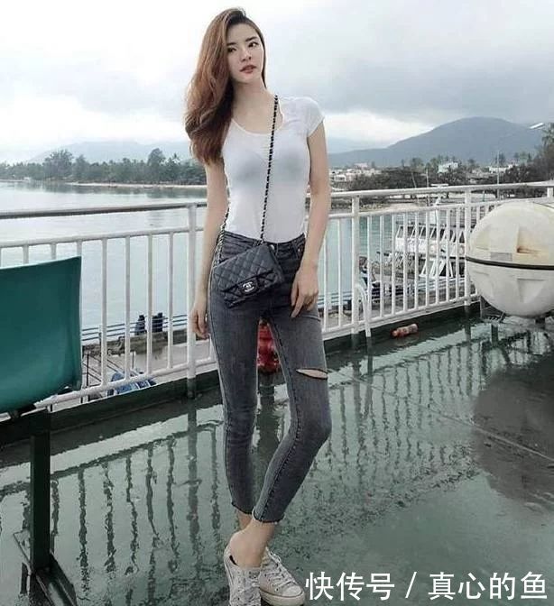 街拍，紧身牛仔裤小姐姐，玲珑身段展现无遗