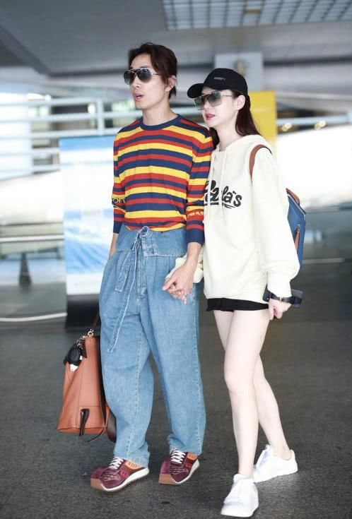 戚薇跟李承铉现身机场，夫妻档街拍好养眼，戚薇的大白腿好吸睛