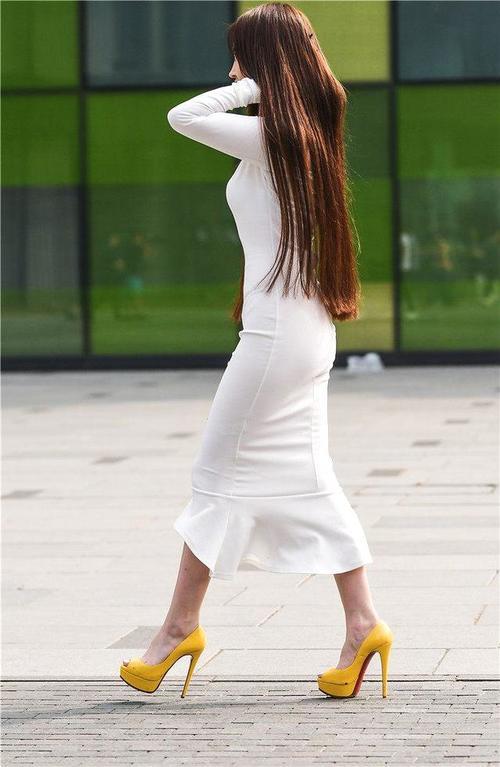 时尚街拍：紧致一步裙，诠释好身材