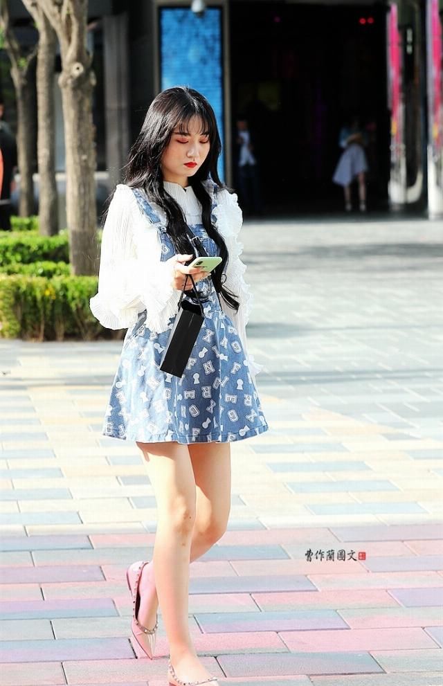  「自信」街拍：对美腿颇有自信的平底鞋美女