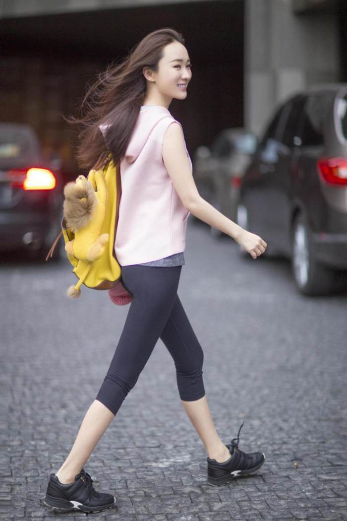 霍思燕真厉害！这紧身裤硬是塞进去吧？网友：刚生完孩子就恢复成