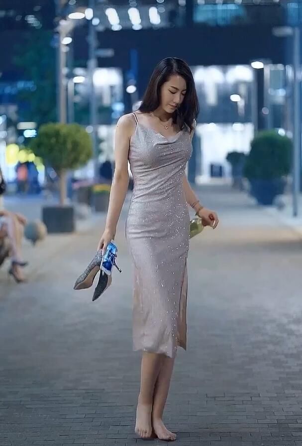  闪耀着■吊带裙美女走路很拉风，闪耀着知性的“熟女光芒”