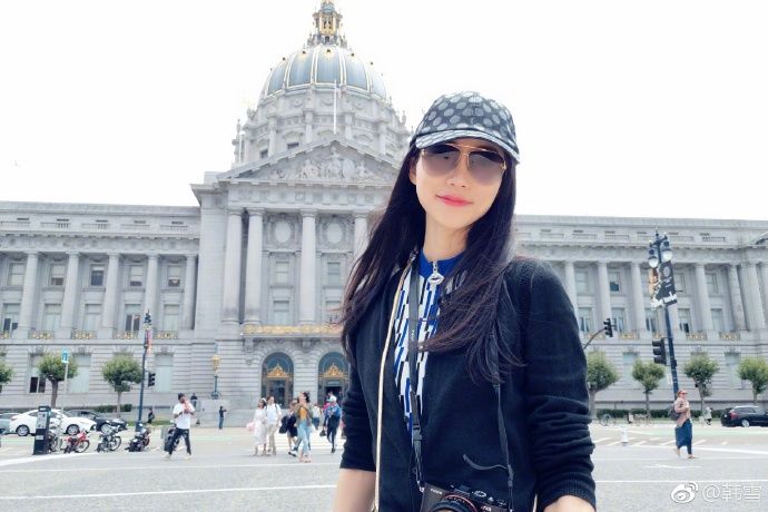 韩雪“标准游客照”似时尚大片 身材窈窕，微露性感小蛮腰