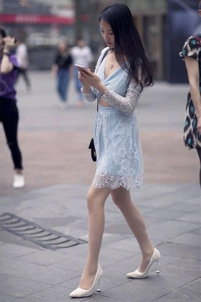 街拍美女:清纯美丽时尚性感，让人无可挑剔!