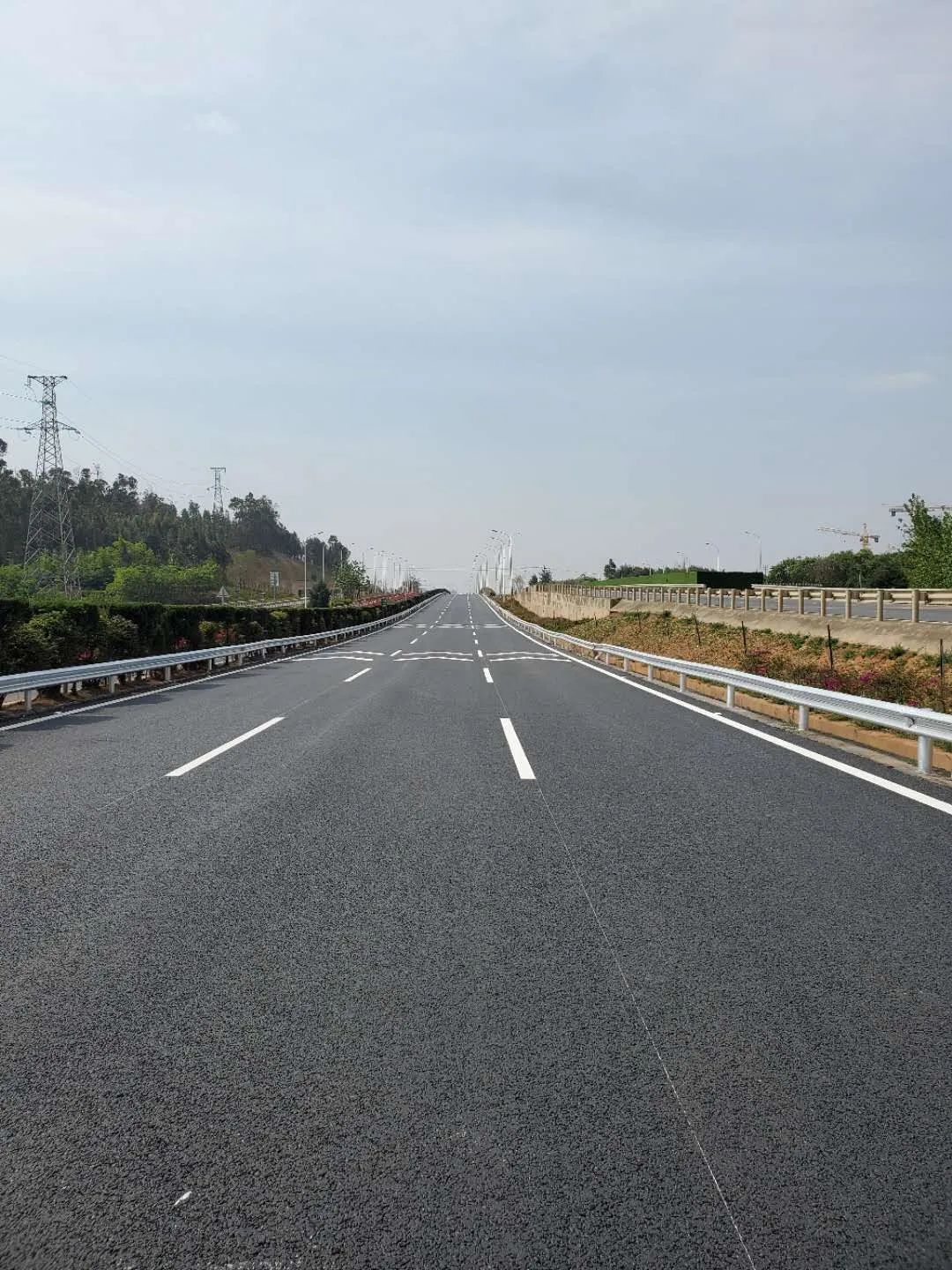  『西半幅施工』@昆明车主 注意绕行！明晚起，昆玉高速西半幅交通导改