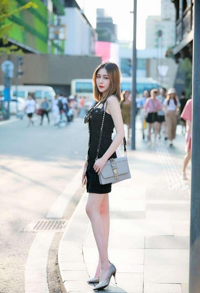 网红脸小姐姐穿着短裙露着美腿，美丽迷人的样子让路人都迷恋!