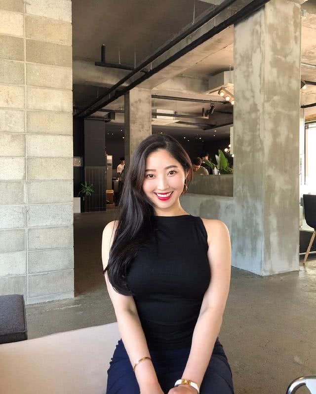冷色系|微胖美女的独特魅力:散出“不简单”的韵味