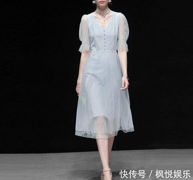 女人|女人过三十尽量别穿太土,学下面女人这样穿搭,时髦忒减龄
