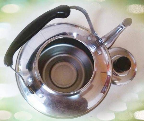  「去除」鸡蛋壳丢在热水壶中，不管水壶内水垢有多少，快速去除简单又有效