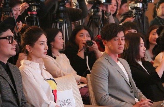 江疏影现身机场，红色连衣裙十分惊艳，网友：怪不得胡歌会偷瞄