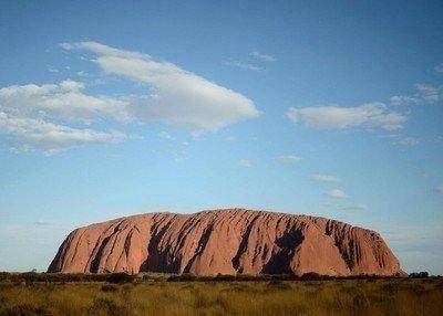 这块岩石十分神奇，位列全球九大刺激景点之一，吸引游客无数