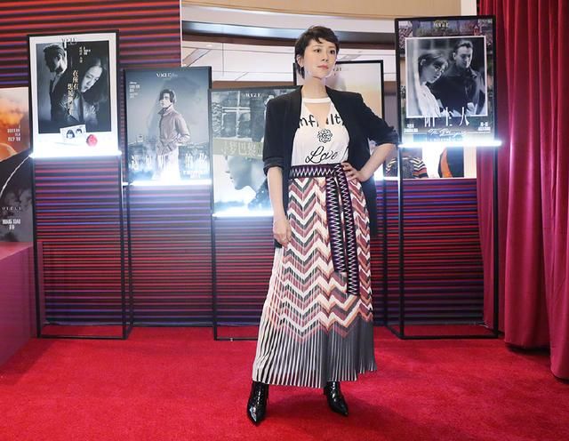 海清出席活动亮点满满，黑西装和领口的镂空，都没这条印花裙抢镜