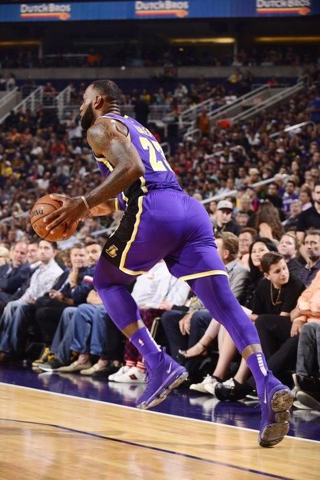 勒布朗詹姆斯亲穿紫色新款Nike LeBron 16 PE亮相赛场