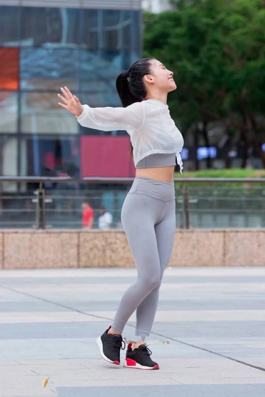 街拍小姐姐广场跳舞，干净利落的穿搭让她很阳光，俯身的那一刻很