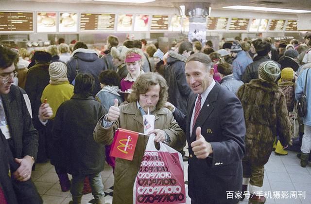 第一家麦当劳在莫斯科开业万人空巷，排队8小时候才能进店就餐