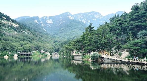 被黄山的人海挤怕了？山东这个景区不输黄山，还有世界最大石雕！