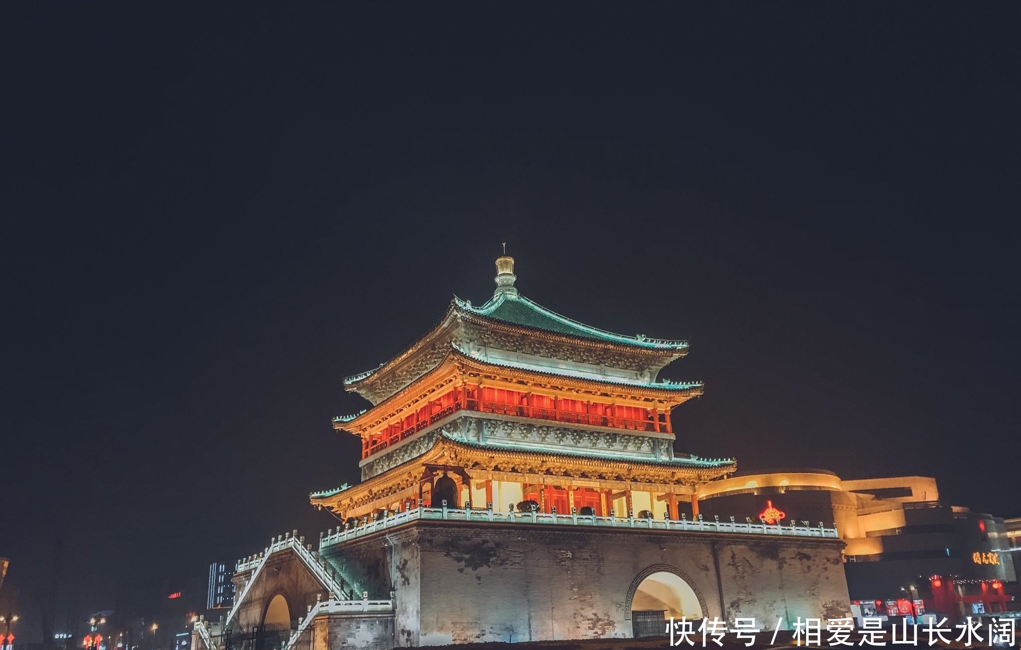 西安热度最高的网红景点,如今熄灯变暗楼,游客:遗憾