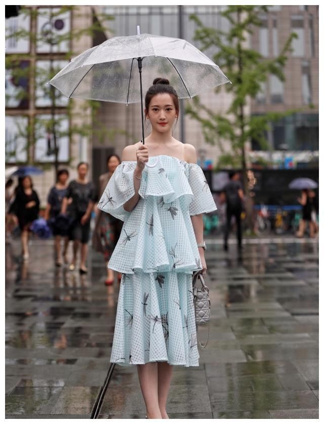街拍：一字肩连衣裙，锁骨突出，多少女生都羡慕的好身材！