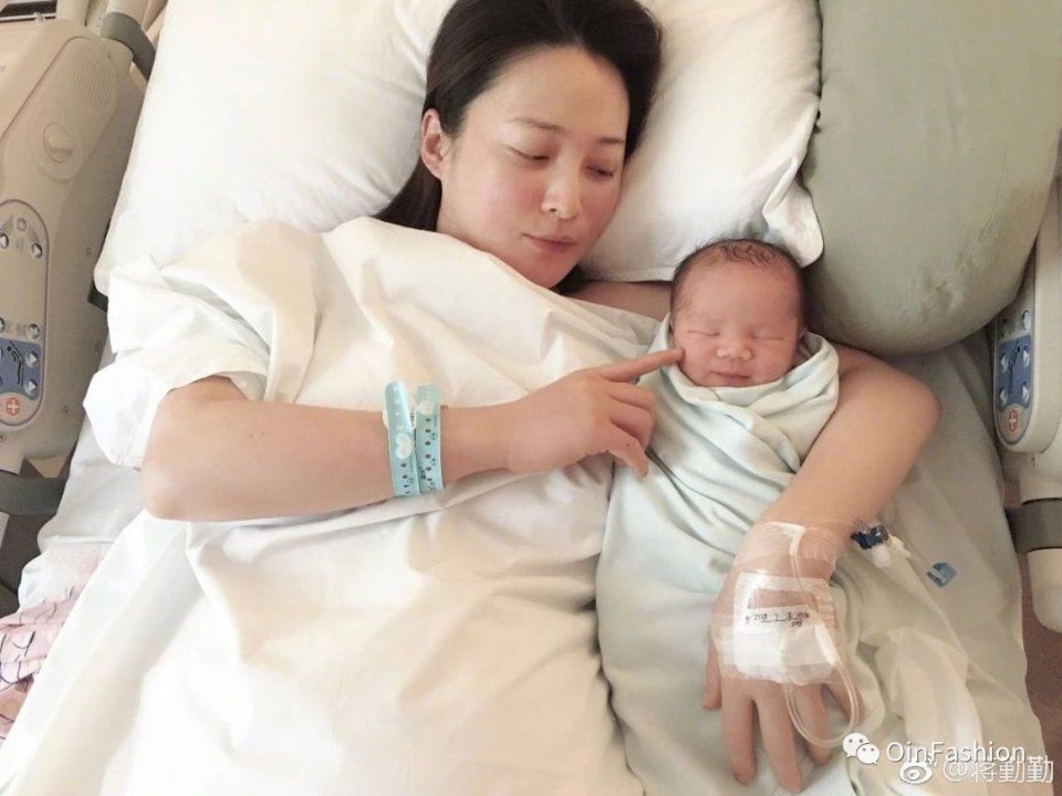 蒋勤勤的化妆桌真让人吃惊，这么白这么美居然只用10块钱的美白精