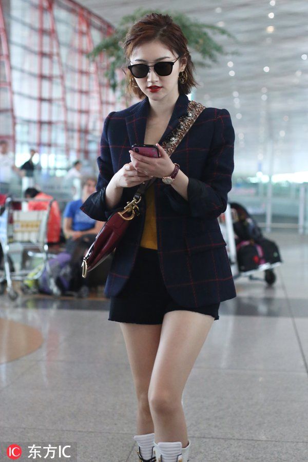 景甜内搭低胸吊带小露美胸，身材依旧纤细哪里像有身孕?