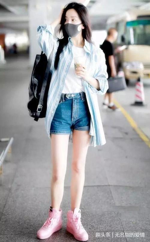 干净利落的紧身裤美女，显得更加时髦青春有活力！