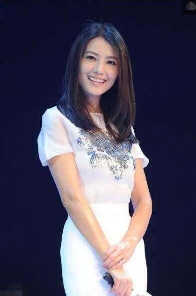 高圆圆“女神”穿裙子出席活动，这条裙子有强迫症的人不能看