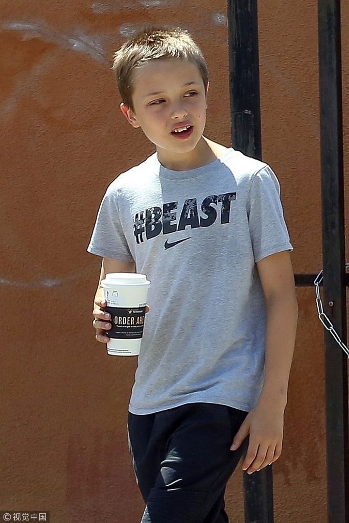 朱莉皮特爱子诺克斯端咖啡小模样有范 妈妈白衣优雅高挑身材抢镜