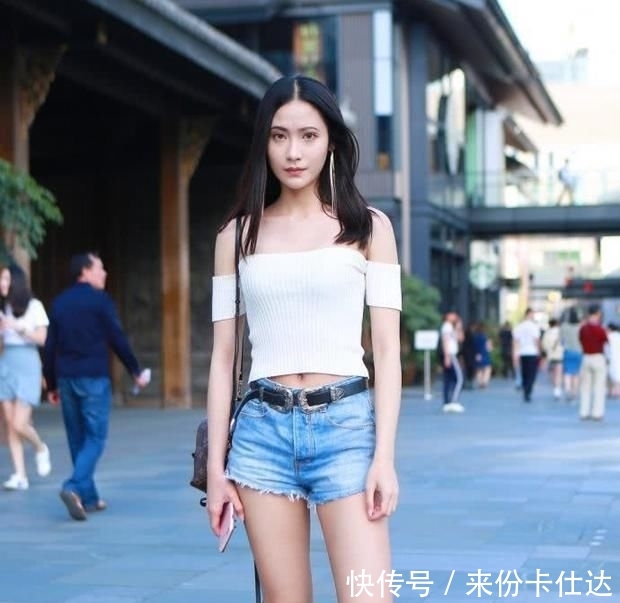 「 气质」气质十分出众，太养眼了，肤白貌美大长腿的小姐姐