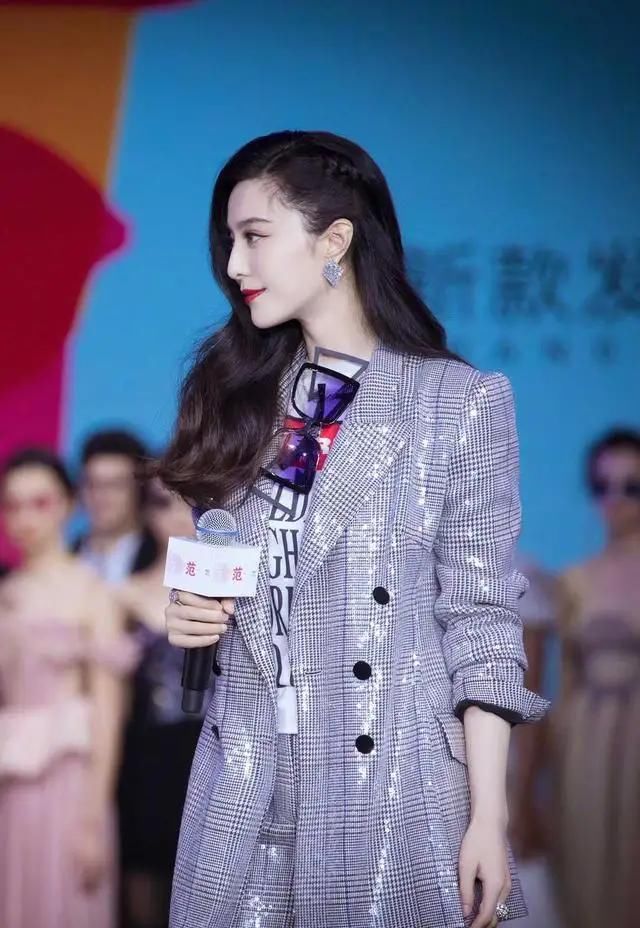  『格子』范爷愈来愈高姿态，穿亮片格子图案西装配线长卷发，超大型太阳眼镜气质A爆