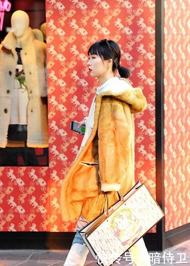  「花样」街拍：选择花样高筒靴的美女