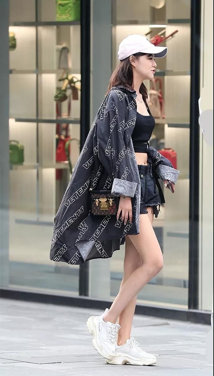 深圳街拍 长腿、小蛮腰的曲线 提现出美女的天生丽质和原始性感